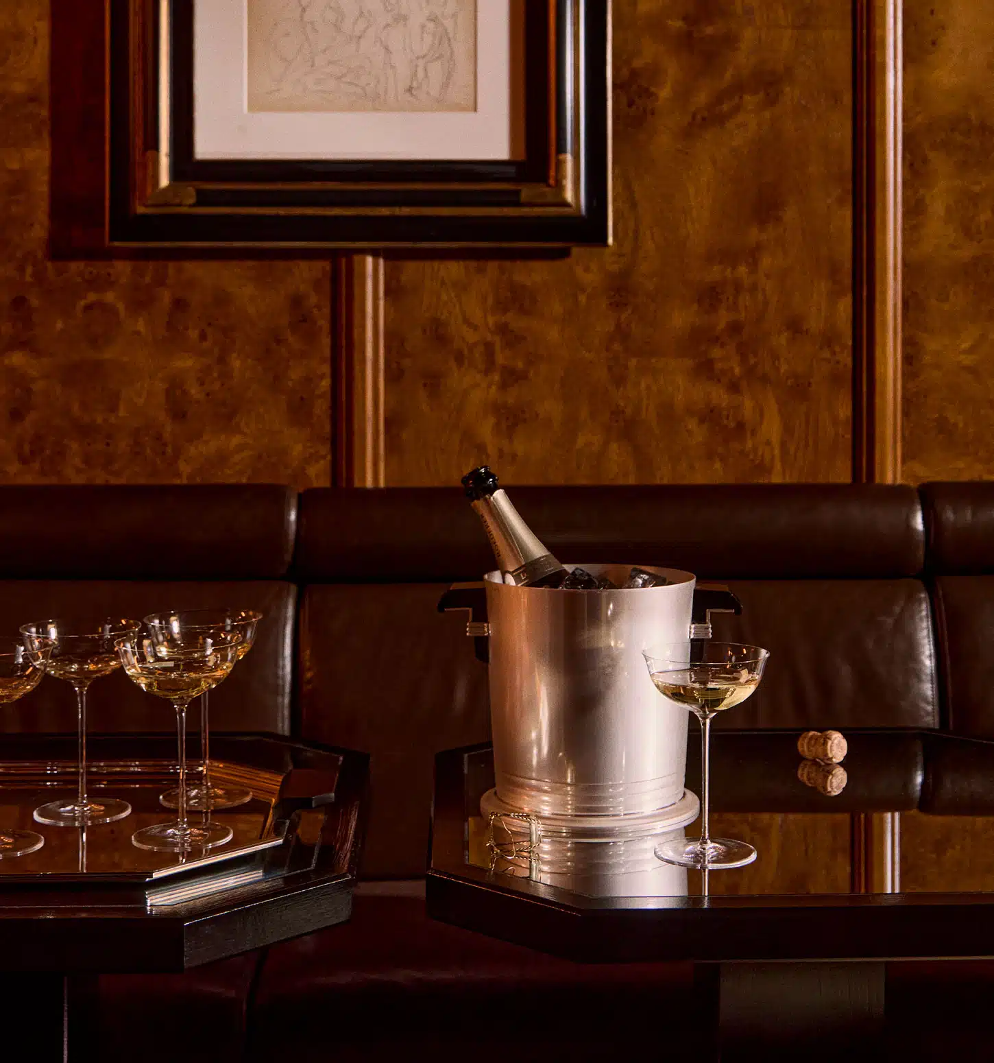 Seau à champagne de la collection Art Déco sur une table en bois avec une coupe à champagne