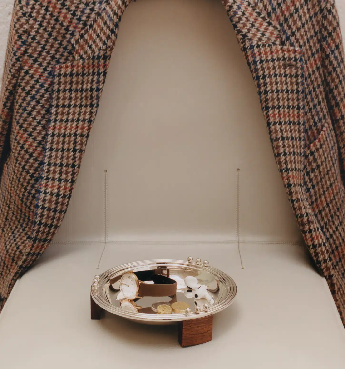 Vide poche Etchéa 1937 sur une chaise avec une veste adossée