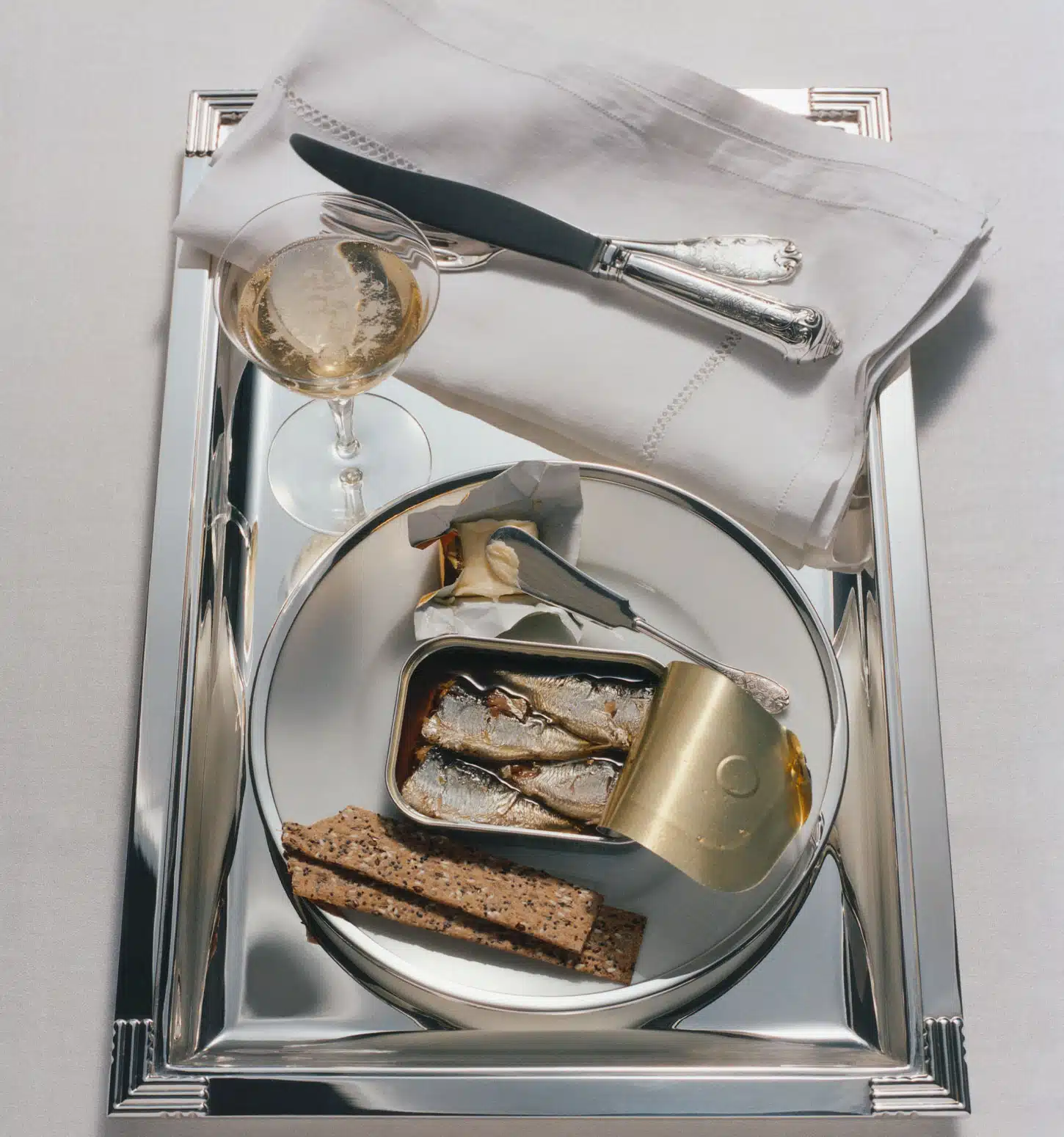 Assiette américaine Cercle d'Orfèvre sur un plateau en argent