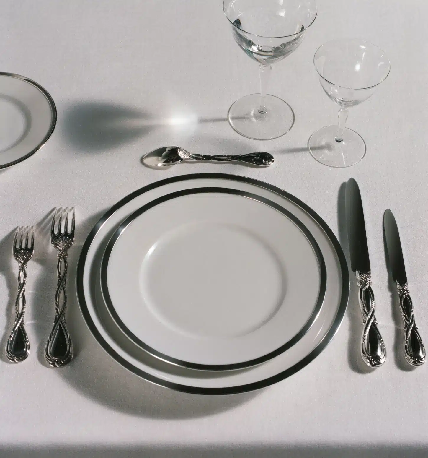 Table dressée de pièces Cercler d'Orfèvre et couverts Royal
