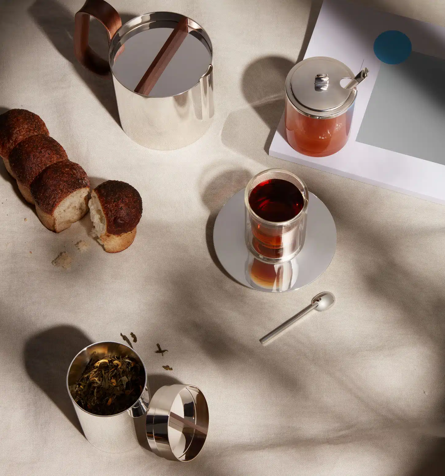Théière, boîte à thé et tasse à expresso de la collection Phi