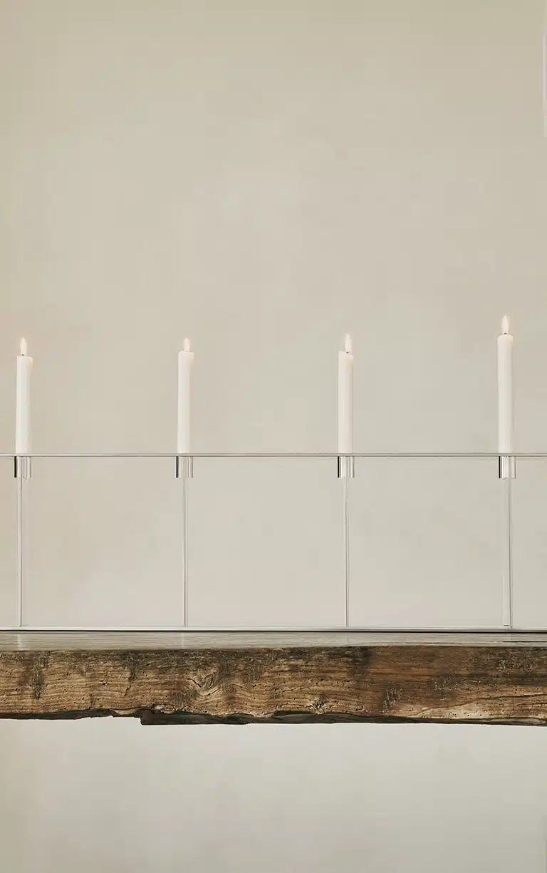 Candélabre quatre lumières de la collection Pilotis, posé sur une table en bois.