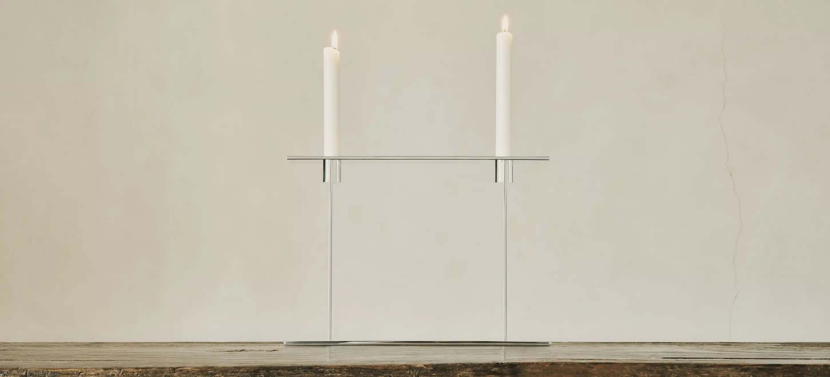 Candélabre deux lumières de la Collection Pilotis, posé sur une table en bois