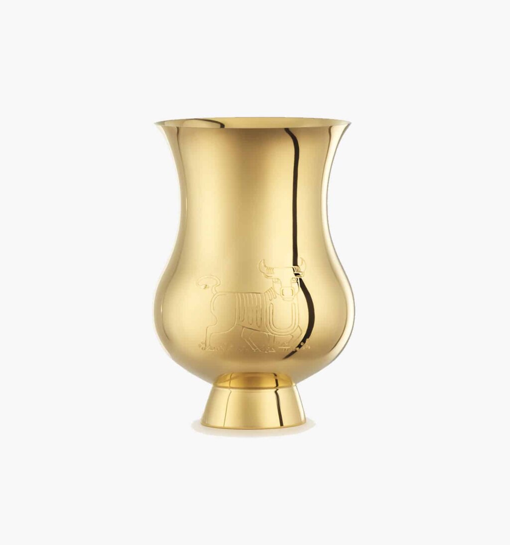 Timbale gravée du signe du zodiaque de l'"Année du buffle" en vermeil de la collection Pour le champagne de Puiforcat sur fond clair.