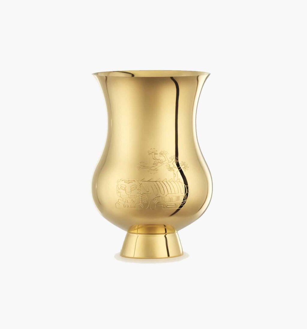 Timbale gravée du signe du zodiaque de l'"Année du tigre" en vermeil de la collection Pour le champagne de Puiforcat sur fond clair.