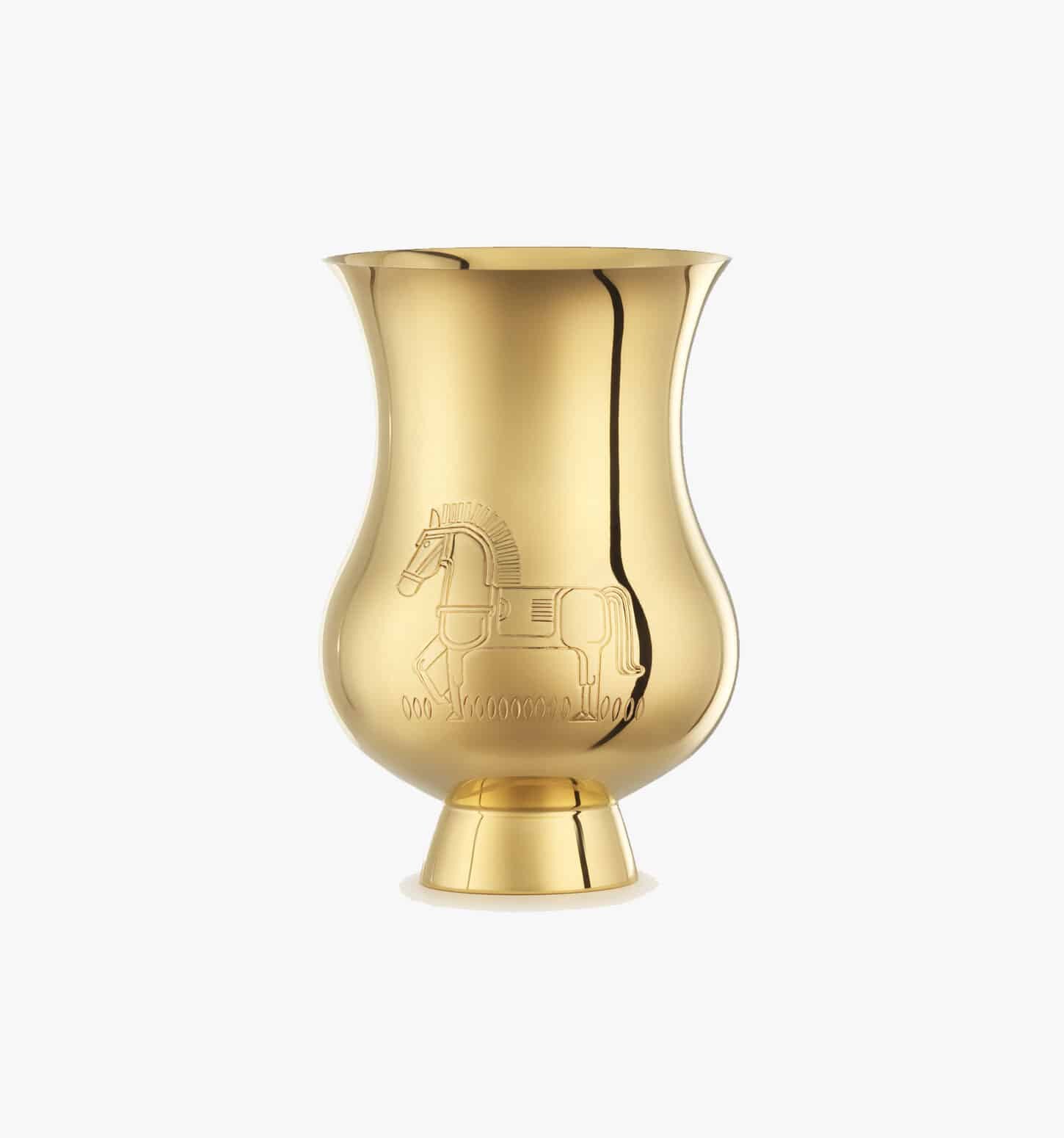Timbale gravée vermeil du signe du zodique de l'"Année du Cheval" de la collection Pour le champagne de Puiforcat sur fond clair.