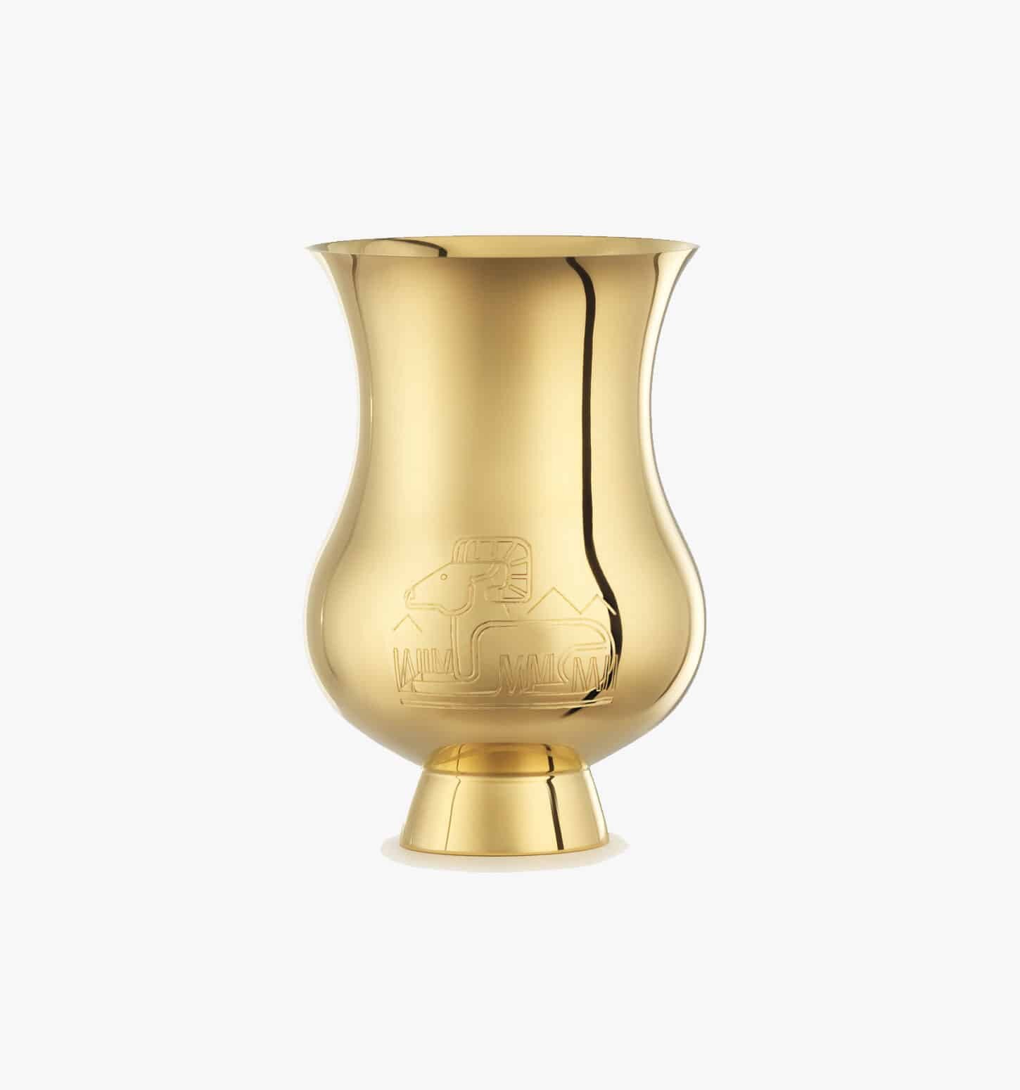Timbale gravée du signe du zodiaque de l'"Année de la chèvre" en vermeil de la collection Pour le champagne de Puiforcat sur un fond clair.