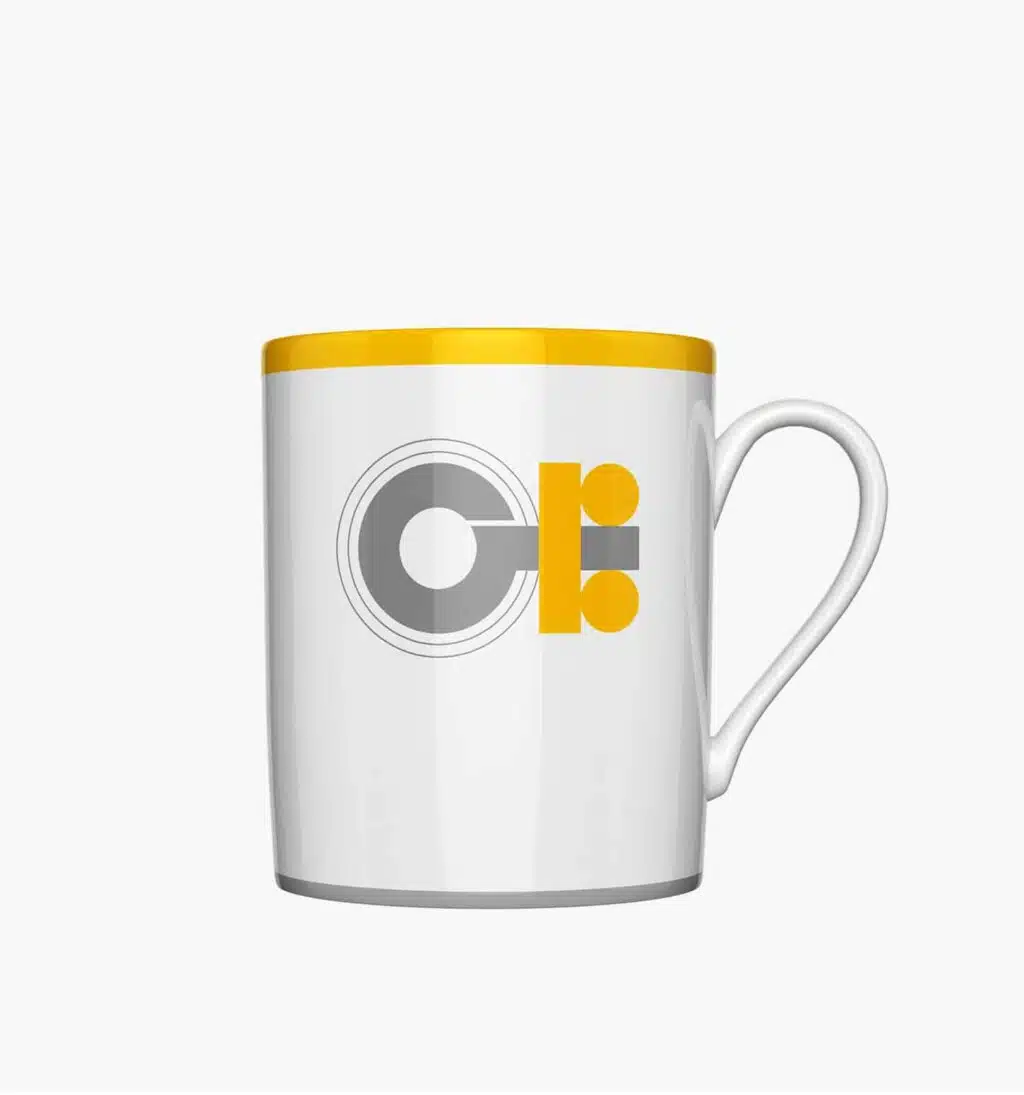 Mug en porcelaine de la collection personnalisable Monogrammes par Puiforcat sur fond clair.