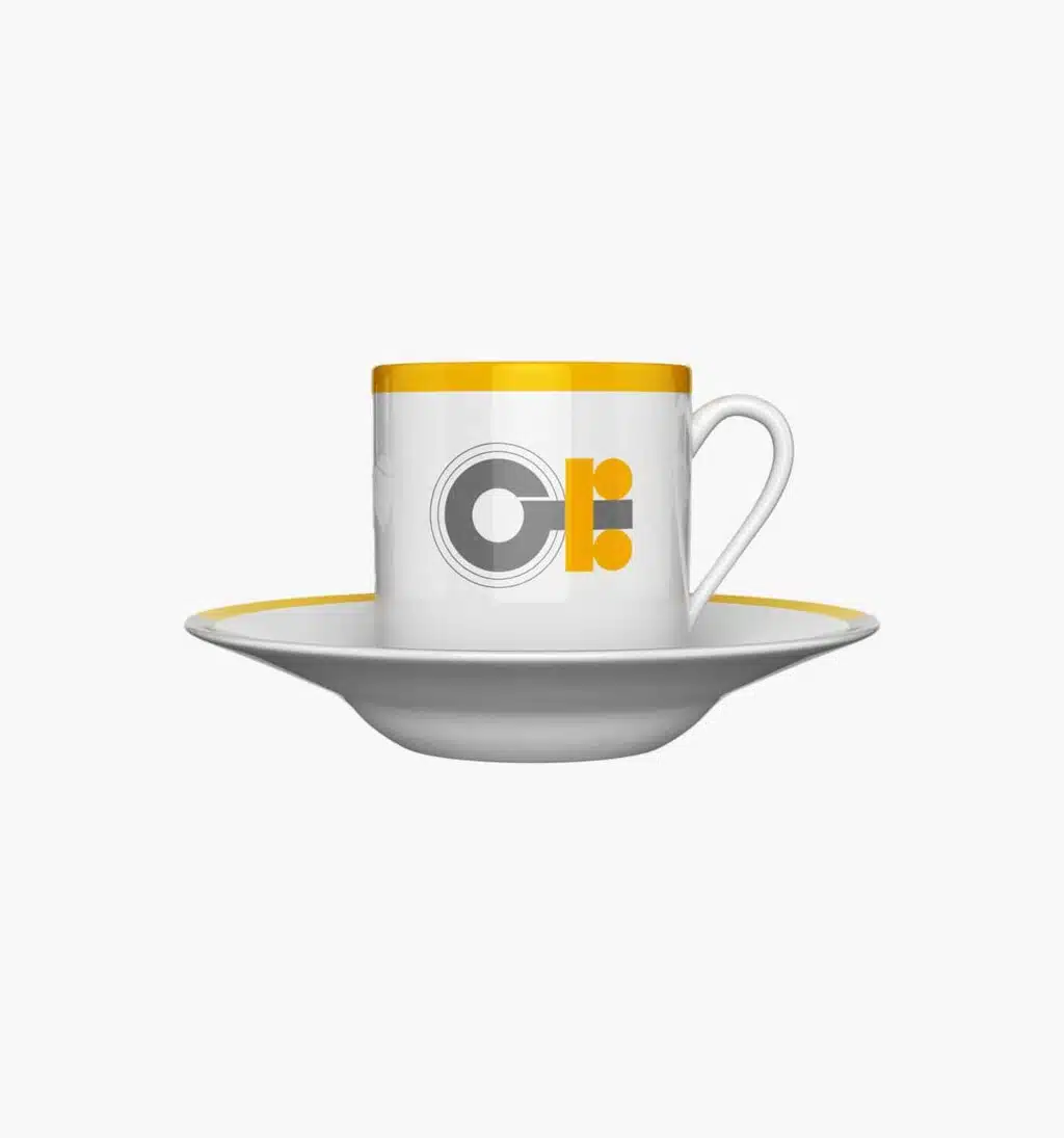 Tasse à café et soucoupe en porcelaine de la collection personnalisable Monogrammes par Puiforcat sur fond clair.