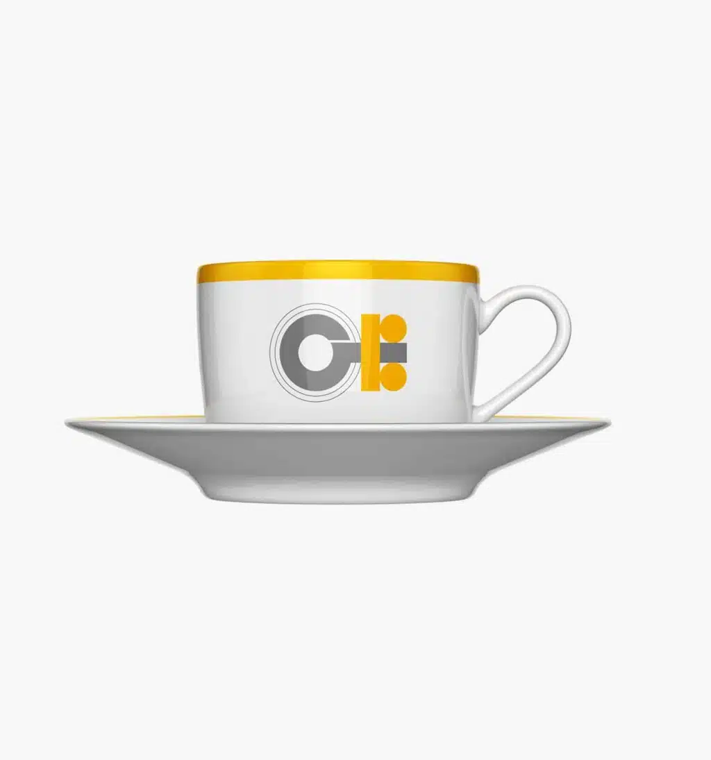 Tasse à thé & soucoupe en porcelaine de la collection personnalisable Monogrammes par Puiforcat sur fond clair.