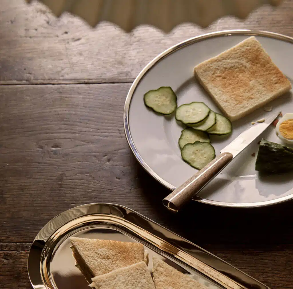 Couteau d'office de la collection Couteaux d'Orfèvre sur une assiette Cercle d'Orfèvre avec des sandwichs