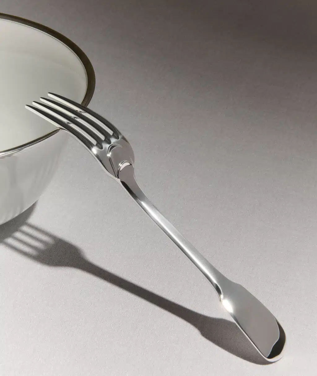 Fourchette Louvois en argent massif adossé à un bol Cercle d'Orfèvre