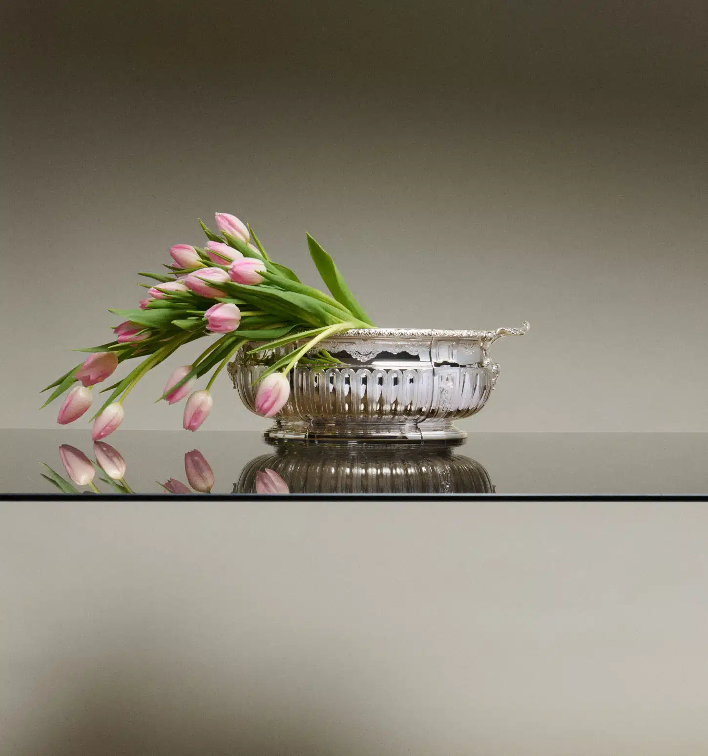 Pièce de Haute Orfèvrerie avec des fleurs